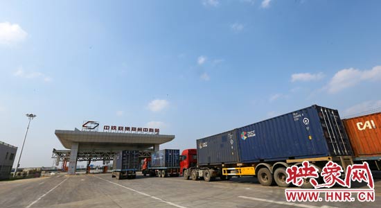 一頭連著生產(chǎn)，一頭牽著消費(fèi)，現(xiàn)代物流業(yè)成為經(jīng)濟(jì)運(yùn)行的血脈。