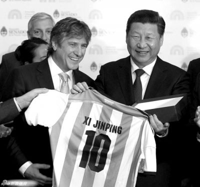 　獲贈(zèng)10號(hào)球衣。