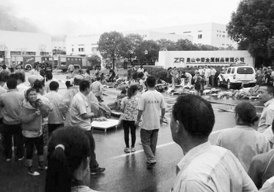 被抬至車間外的部分傷者 被抬至車間外的部分傷者