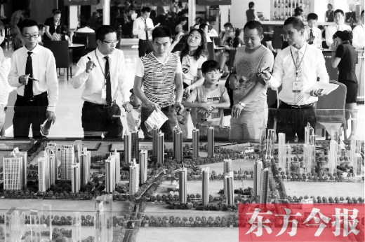 昨天上午，在鄭州市區(qū)一售樓部內(nèi)，看房的顧客比平時多了不少