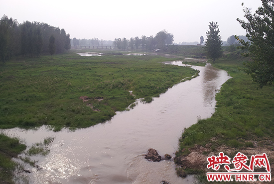 丹水入庫(kù)，干涸的白龜山水庫(kù)因?yàn)橛辛说そ?xì)水的滋潤(rùn)，漸漸有了生機(jī)。