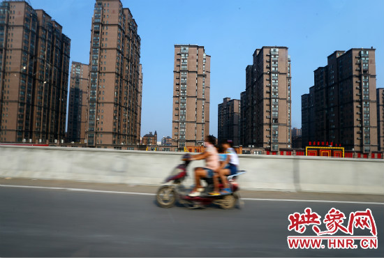 三環(huán)快速路開通后，仍有一些電動車違規(guī)上橋。