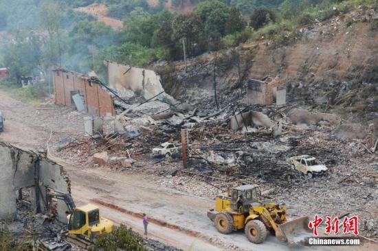 9月23日上午，花炮廠清理工作正在進(jìn)行，山谷內(nèi)的廠房已被爆炸夷為平地。中新社發(fā) 楊華峰 攝