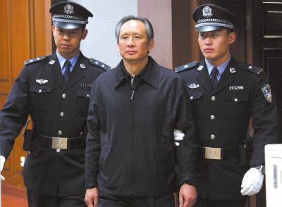 昨天，被告人張曙光在法庭上聽取宣判。新華社發(fā)