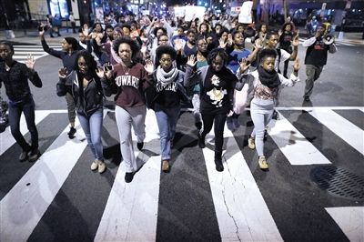 　24日，美國(guó)華盛頓，民眾在白宮前參加示威，抗議不起訴槍殺黑人青年的白人警察。