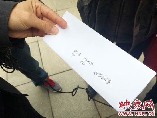 經(jīng)過(guò)初步測(cè)量，河南省人民會(huì)堂主樓的違法廣告牌面積為910平米。