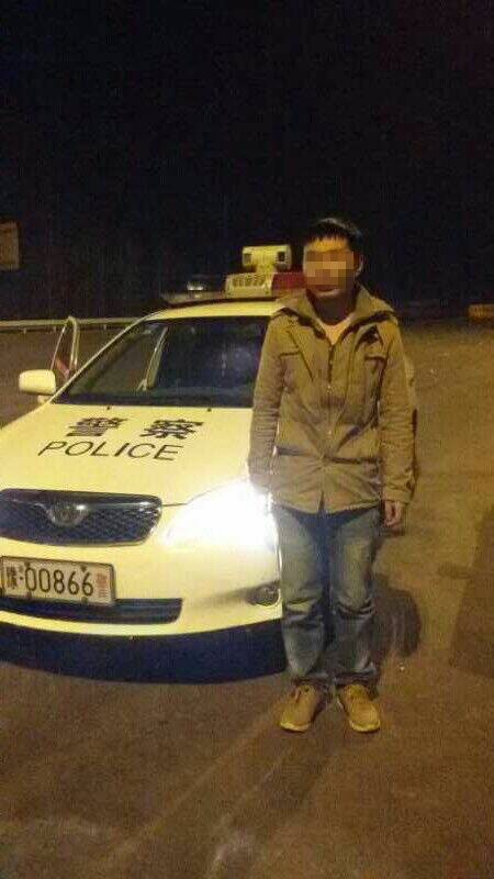 男子被父親拋棄后，在高速交警的幫助下才得以回家。