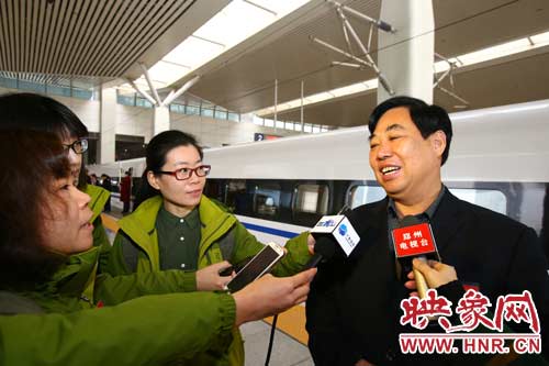 人大代表馬永芳今年帶的26的建議和議案都是關(guān)于農(nóng)村的問題。