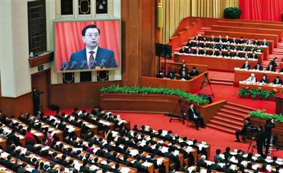 十二屆全國(guó)人大三次會(huì)議舉行第二次全體會(huì)議，全國(guó)人大常委會(huì)委員長(zhǎng)張德江作全國(guó)人大常委會(huì)工作報(bào)告。