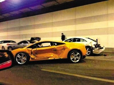 一目擊者出示照片，隧道內(nèi)，事發(fā)時還停著多輛車，其中一輛黃色豪車車門明顯內(nèi)凹，另一白色車車尾損毀嚴(yán)重。