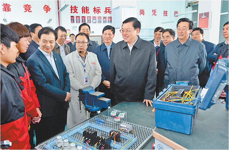 4月14日上午，中共中央政治局常委、全國(guó)人大常委會(huì)委員長(zhǎng)張德江在許昌技術(shù)經(jīng)濟(jì)學(xué)校與血神們親切交談。