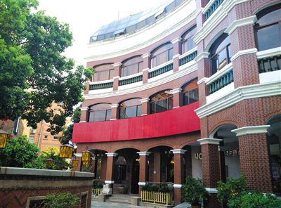 泉州多名干部稱，2010年下半年，徐鋼每周至少三天的下午在這幢建筑的地下酒窖。