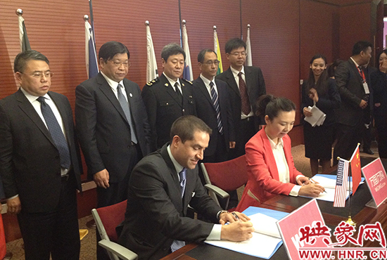 4月21日，河南省跨境電商全球戰(zhàn)略合作“我們就是世界”主題新聞發(fā)布會(huì)暨全球供應(yīng)商簽約儀式順利召開(kāi)。