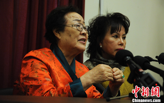 圖為慰安婦受害者李容洙（Lee Yong Soo。圖左）發(fā)表講話，要求安倍正式道歉。