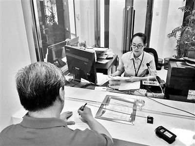 昨天，第一位行政案件立案者冀先生在立案大廳窗口前立案