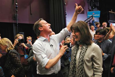 4日，英國(guó)巴斯，卡梅倫和妻子薩曼莎到一所女子學(xué)校助選。英國(guó)大選前夕，主要政黨的領(lǐng)袖們紛紛派妻子去拉選票。