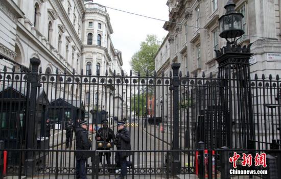 5月7日，英國(guó)舉行大選，英國(guó)首相府所在地唐寧街10號(hào)加強(qiáng)安保。民調(diào)顯示，英國(guó)兩大政黨保守黨和工黨的支持率不相上下，此次大選被稱(chēng)為英國(guó)近40年來(lái)最難預(yù)測(cè)結(jié)果的一次大選。<a target='_blank' ><p  align=