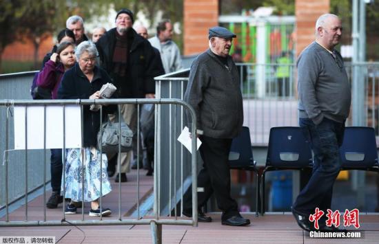 2015年英國(guó)大選投票已經(jīng)于當(dāng)?shù)貢r(shí)間5月7日早7點(diǎn)(北京時(shí)間7日下午14時(shí))開(kāi)始。選民將在首相卡梅倫領(lǐng)導(dǎo)的保守黨、米利班德領(lǐng)導(dǎo)的工黨及其他一些小黨中做出抉擇，投票結(jié)果將于8日出爐。