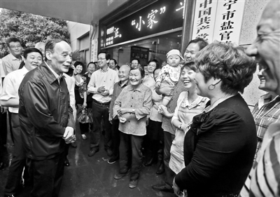 5月8日，王岐山與海寧市鹽官鎮(zhèn)桃園村黨委班子成員、老黨員和群眾親切交流供圖/新華社