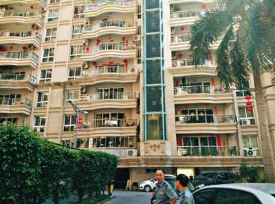 泉州鬧市區(qū)刺桐路上一小區(qū)。5月5日凌晨，泉州安監(jiān)局調研員謝清平在7號樓自殺。