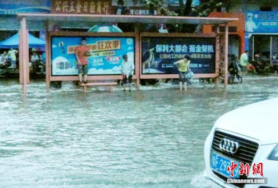 圖為暴雨持續(xù)兩小時，韶關市區(qū)又變“水城”。陳惠賢 攝