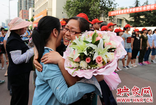 考試結(jié)束，考生與家長深情的擁抱