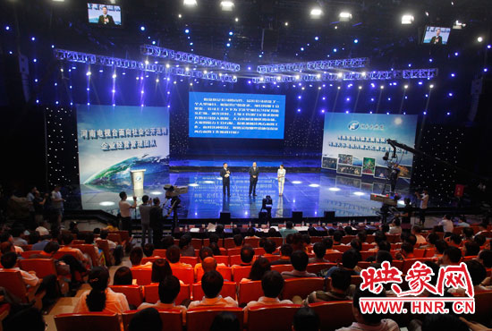 16日上午，河南電視臺1500平米演播廳內(nèi)座無虛席。