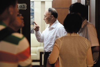 劉鵬局長走出會場。昨日的足球改革發(fā)展工作會議上，國家體育總局為中國足球“開了一扇門”。新京報記者 吳江 攝