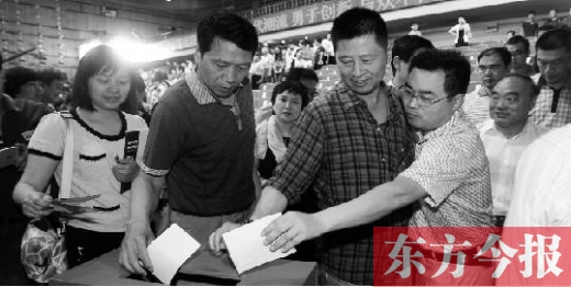6月16日，河南電視臺(tái)面向社會(huì)公開選聘企業(yè)經(jīng)營管理團(tuán)隊(duì)，圖為競聘現(xiàn)場(chǎng)投票環(huán)節(jié)