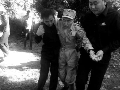 89歲老兵繆焜得知不能接到遺骸后嚎啕大哭。組織方供圖