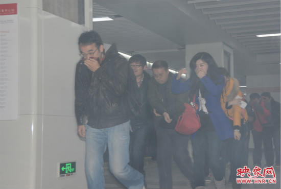 演習(xí)中，地鐵乘客從地鐵車廂中跑出。