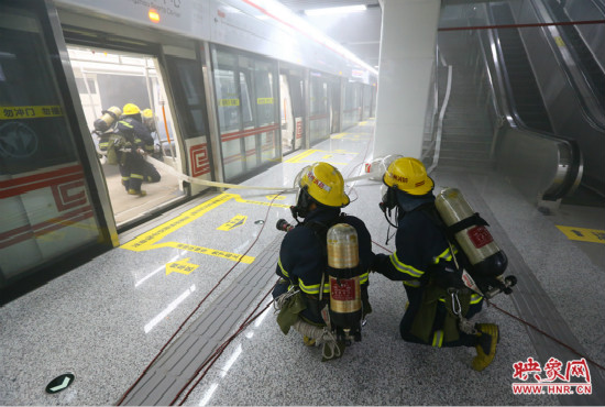 人員疏散完畢后，消防隊員開始滅火