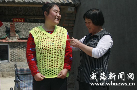 王炳鳳正在陪女兒鍛煉。記者 李偉 攝