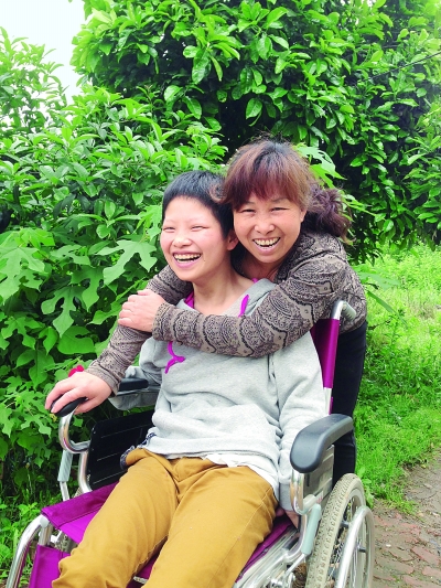 黃揚和母親許秀梅在陽光下好開心。（黃珊攝）