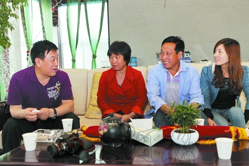 網(wǎng)友“奇石頑童”與牛松玲、郭新成夫婦