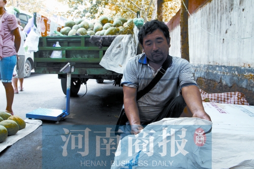 錢包就裝在這個編織袋里，枕在老陳頭下，沒想到還是被偷走了 實習(xí)生 唐韜/攝