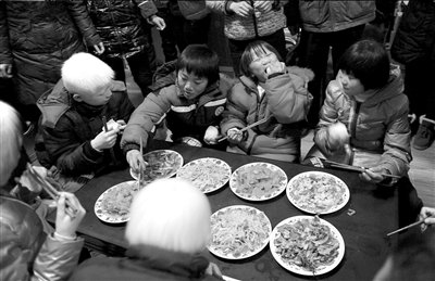 收養(yǎng)的孩子被送往開封市福利院后，吃上了晚餐。記者王苡萱攝