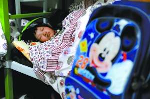 一名兒童昨晚在蘭考縣臨時救助站的房間入睡。新華社發(fā)