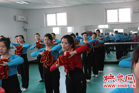 舞蹈室里，張巧英正在糾正學(xué)生的舞蹈動(dòng)作