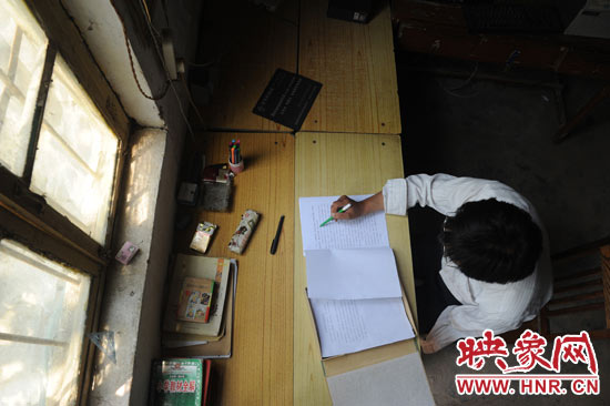 圖為王格現(xiàn)在審閱文件。