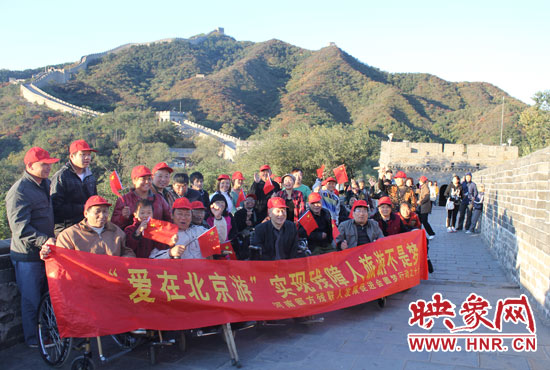 旅游對于殘疾人朋友來說比正常人要困難許多，2011年，劉小琴帶領(lǐng)殘障朋友登上了長城。