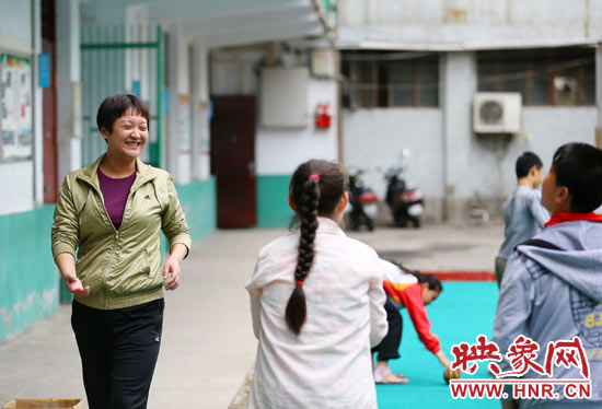 圖為李瑾帶著孩子們一起訓練