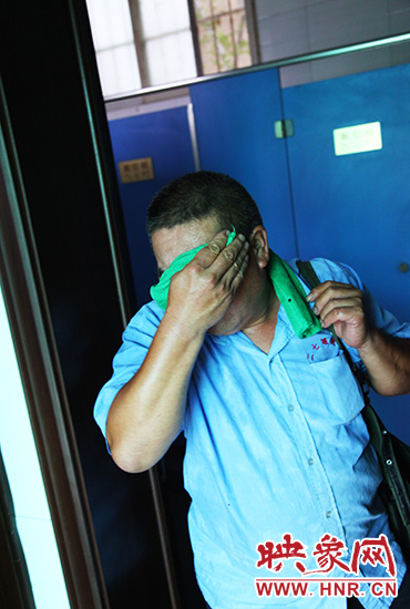 修好設施，從廁所內(nèi)出來時江學銅已滿頭大汗