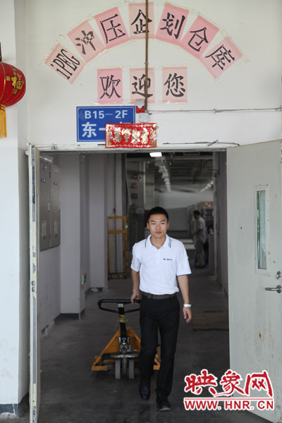 深入生產(chǎn)一線，真實(shí)體驗(yàn)工友的生產(chǎn)環(huán)境