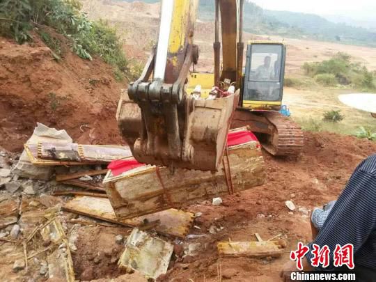 圖為“官墓”被移走。　嚴(yán)初 攝