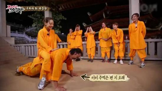 陸重烷接受懲罰做俯臥撐，女星具荷拉坐其背上。