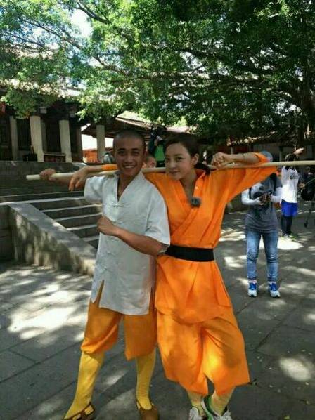 這些參加節(jié)目的女星當(dāng)中既有歌手，又有演員，都是時尚年輕且受歡迎的女星。