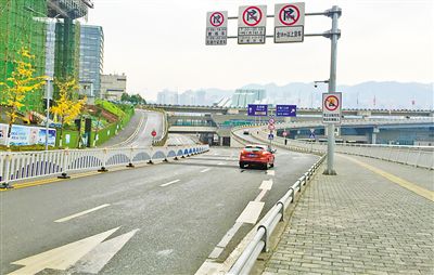 12月18日，本報記者駕車經過江北嘴千廝門大橋匝道附近道路和財信廣場旁支路體驗時，收音機里能聽到神秘的路況提示音。本報記者