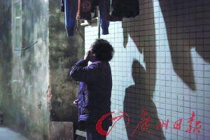 女姐在講述自己老伴幾年前在保姆的“照料”下去世的經(jīng)歷，神色悲傷。廣州日報(bào)記者陳憂子