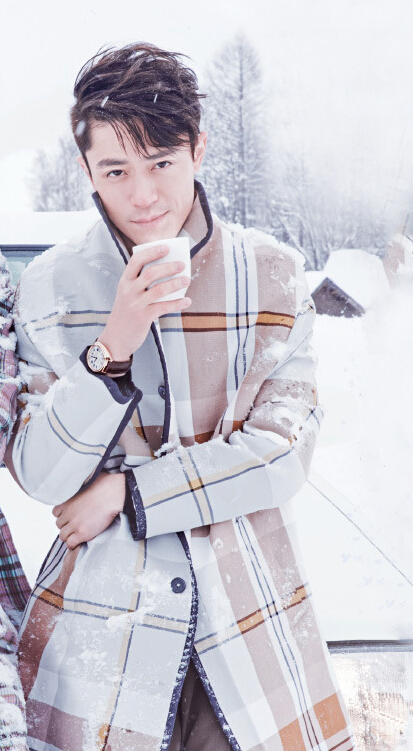 胡歌和霍建華為雜志拍攝了一組封面照，二人穿著同款風衣，在白雪中端著咖啡，恩愛“虐狗”
